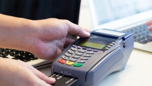 Οι 85 κατηγορίες επαγγελμάτων και επιχειρήσεων που υποχρεούνται, εντός τριών μηνών, να εγκαταστήσουν POS