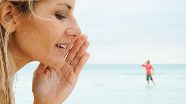 Φορητή υπερηχητική συσκευή επιτρέπει στον ομιλητή να ψιθυρίζει σε κάποιον που βρίσκεται σε απόσταση 30 μέτρων (και να μην ακούει κανείς άλλος τίποτε)