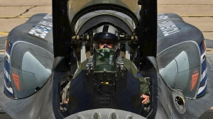 Ο επισμηναγός Λ. Θεοχαρόπουλος, εξηγεί πώς είναι να πετάς με την ελληνική σημαία