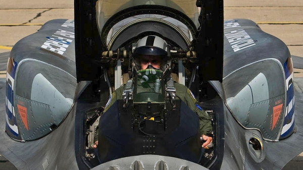 Ο επισμηναγός Λ. Θεοχαρόπουλος, εξηγεί πώς είναι να πετάς με την ελληνική σημαία