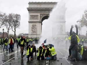 Η κυβέρνηση Μακρόν σε μια κούρσα με τον χρόνο για να κατευνάσει το κίνημα των "κίτρινων γιλέκων"