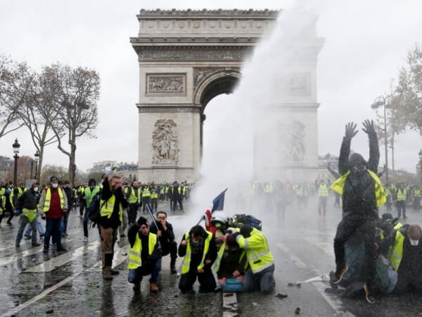 Η κυβέρνηση Μακρόν σε μια κούρσα με τον χρόνο για να κατευνάσει το κίνημα των "κίτρινων γιλέκων"