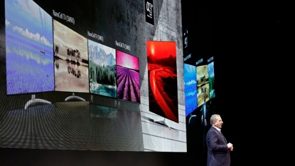 LG: Νέα "έξυπνη" τηλεόραση που τυλίγεται και ξετυλίγεται σαν ρολό από τη βάση της