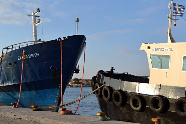 Παρελθόν θα αποτελεί σύντομα το πλοίο «Ελίζαμπεθ»- Ξεκίνησε η διάλυση και απομάκρυνσή του από το λιμάνι των Ν. Μουδανιών