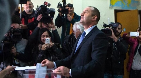 Ο Ρούμεν Ράντεφ, υποψήφιος της σοσιαλιστικής αντιπολίτευσης νίκησε στις προεδρικές εκλογές, με ποσοστό 59,4%