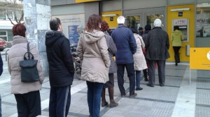 Ουρές συνταξιούχων έξω από τις τράπεζες για το έκτακτο επίδομα και το ΕΚΑΣ