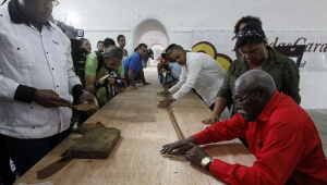 Ένα πούρο 90μέτρων για τα 90στα γενέθλια του Φιντέλ Κάστρο