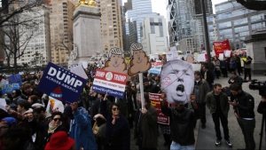 Διαδηλώσεις πραγματοποιήθηκαν στη Νέα Υόρκη, το Σικάγο κι άλλες πόλεις κατά της προεδρικής εκλογής Τραμπ