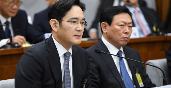 Νότια Κορέα: Αφού πέρασε τη νύχτα στο κελί, ο επικεφαλης της Samsung οδηγήθηκε στον ανακριτή