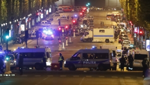 Ένας αστυνομικός σκοτώνεται, δύο τραυματίζονται σε επίθεση στο Παρίσι