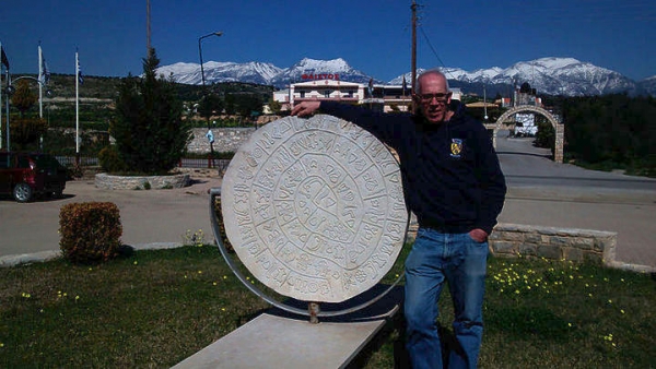 «Η ερμηνεία του Δίσκου της Φαιστού έχει ξεπεράσει το 50%», λέει ο γλωσσολόγος – ερευνητής Γκάρεθ Όουενς