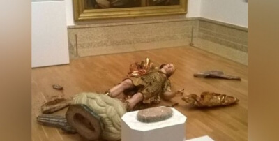 Selfies, η μάστιγα των μουσείων!