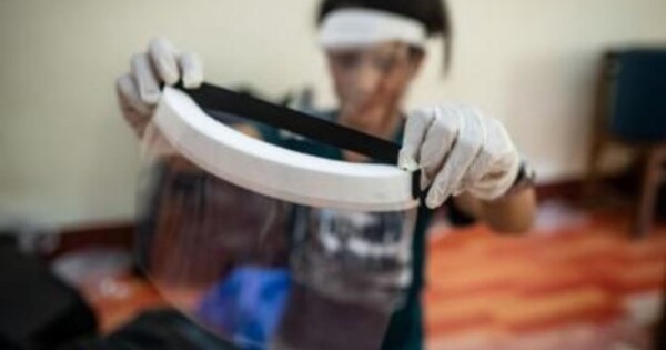 Από το iPhone στην iShield. Η Apple θα φτιάχνει ένα εκατομμύριο ιατρικές ασπίδες προσώπου την εβδομάδα