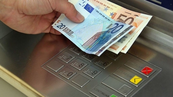 FAZ: Η Αθήνα χαλαρώνει τα capital controls