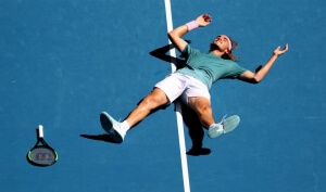 Μυθικός Τσιτσιπάς νίκησε τον Μπαουτίστα Αγκούτ και πέρασε στα ημιτελικά!