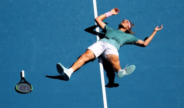 Μυθικός Τσιτσιπάς νίκησε τον Μπαουτίστα Αγκούτ και πέρασε στα ημιτελικά!