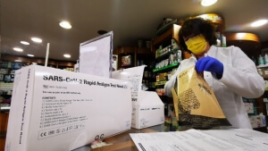 Διανομή self tests από σήμερα για μαθητές και εκπαιδευτικούς