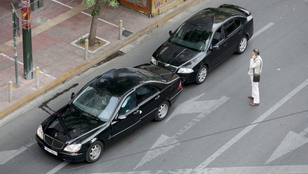 Έκρηξη σημειώθηκε σε αυτοκίνητο στο οποίο επέβαινε ο Λουκάς Παπαδήμος