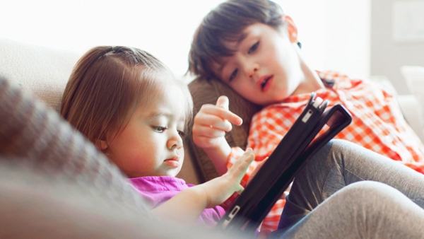 Οι πολλές ώρες μπροστά από οθόνες καθυστερούν την ανάπτυξη των μικρών παιδιών