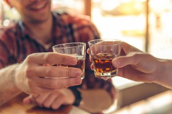 Ένα ποτό τη μέρα κόβει έως έξι μήνες ζωής