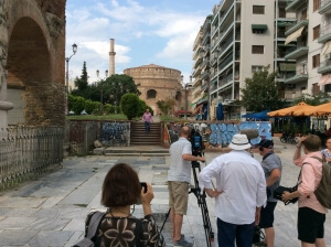 Συνεργείο του BBC ψαρεύει μύδια από τον Θερμαϊκό και καταγράφει το άνοιγμα του φύλλου της μπουγάτσας