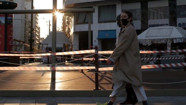 Χριστούγεννα και Πρωτοχρονιά στη «σκιά» της Όμικρον - Οδηγίες για προστασία και μείωση της διασποράς