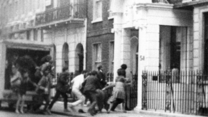 21η Απριλίου 1967 - Η κατάληψη της ελληνικής πρεσβείας στο Λονδίνο, μία εβδομάδα μετά το πραξικόπημα
