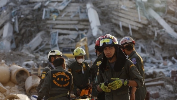 Ο αριθμός των νεκρών από το σεισμό στην Μιανμάρ ξεπέρασε τους 1.000 καθώς η διεθνής βοήθεια άρχισε να καταφθάνει