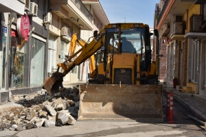 Συνεχίζονται οι εργασίες ανάπλασης του εμπορικού κέντρου των Ν. Μουδανιών