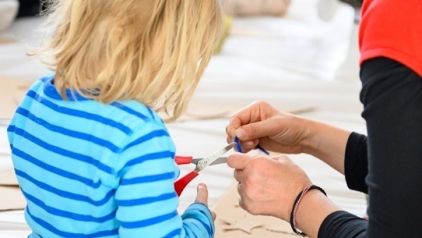 Ανοίγει η πλατφόρμα για τις «Νταντάδες της Γειτονιάς» – Αιτήσεις από 27 Απριλίου