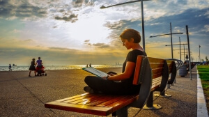 Βόλτα στην παραλία με τους...ποιητές