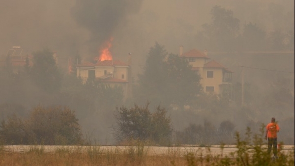 Σε πλήρη εξέλιξη το μέτωπο προς Καπανδρίτι και Μαλακάσα - Στις φλόγες οι Αφίδνες και η Ιπποκράτειος Πολιτεία