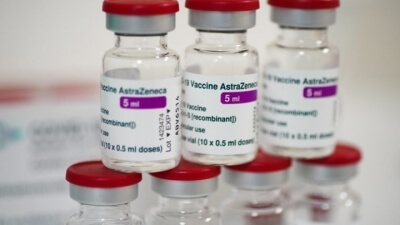 Ηνωμένο Βασίλειο: 30 καταγεγραμμένες περιπτώσεις θρομβώσεων μετά τη χρήση του εμβολίου της AstraZeneca