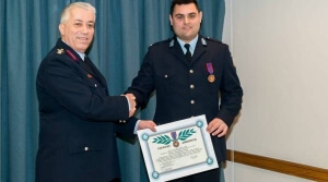 Παρασημοφόρηση αστυνομικού που με κίνδυνο της ζωής του έσωσε παιδάκι