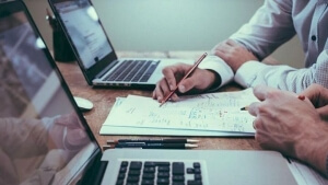 Ξένες γλώσσες, ψηφιακές δεξιότητες αναζητούν οι επιχειρήσεις