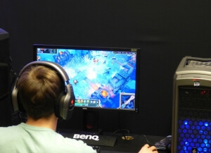 Περίπου τέσσερις ώρες τη μέρα μπορούν οι έφηβοι να περνάνε μπροστά σε υπολογιστές και δύο ώρες στο κινητό τους, χωρίς να κάνουν κακό στον εαυτό τους