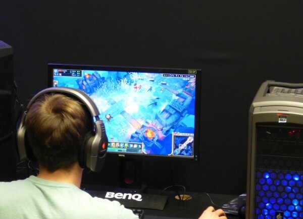 Περίπου τέσσερις ώρες τη μέρα μπορούν οι έφηβοι να περνάνε μπροστά σε υπολογιστές και δύο ώρες στο κινητό τους, χωρίς να κάνουν κακό στον εαυτό τους