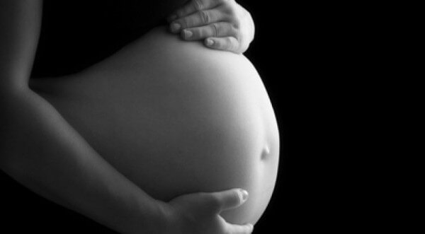 Το πολύ φαστ φουντ και τα λίγα φρούτα δυσκολεύουν μια γυναίκα να μείνει έγκυος