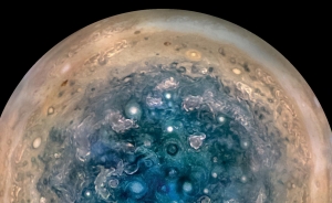 Τεράστιους πολικούς κυκλώνες με διάμετρο 1.400 χιλιομέτρων και μαγνητικό πεδίο δέκα φορές πιο ισχυρό από της Γης αποκαλύπτουν τα πρώτα στοιχεία του Juno για τον Δία