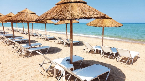 Πλωτά φράγματα στην ακτή της Νέας Ποτίδαιας Χαλκιδικής για την προστασία των λουομένων