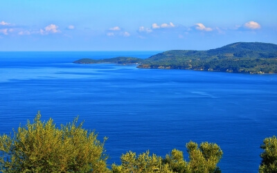 Στην κατεδάφιση περίφραξης και άνοιγμα διόδου στη θάλασσα προχώρησε ο δήμος Κασσάνδρας