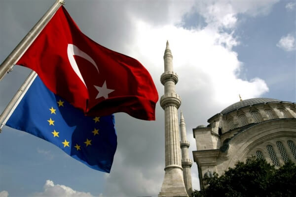 Ως προάγγελο της οριστικής ρήξης βλέπει το τελεσίγραφο του Ερντογάν προς την ΕΕ ο πολιτικός αναλυτής Σερχάτ Γιουβέντς