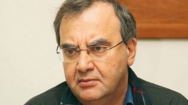 Η κυβέρνηση ετοιμάζεται για άτακτη υποχώρηση στις ακραίες απαιτήσεις των δανειστών για τα εργασιακά, υποστηρίζει ο Δ. Στρατούλης