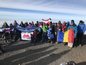 Έκαναν μεταμόσχευση πνευμόνων και μετά ανέβηκαν στην κορυφή του Κιλιμάντζαρο!