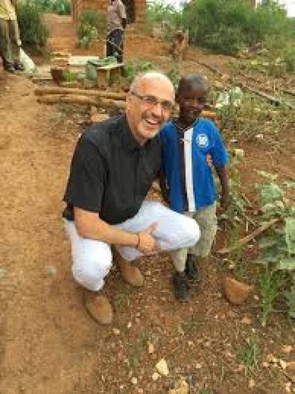 Ο Έλληνας παιδοψυχίατρος της διασποράς, Πάνος Βοστάνης, θα ταξιδέψει ανά τον κόσμο υπέρ των παιδιών