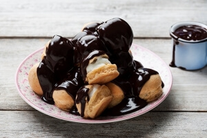 Προφιτερόλ με παγωτό και σάλτσα σοκολάτας