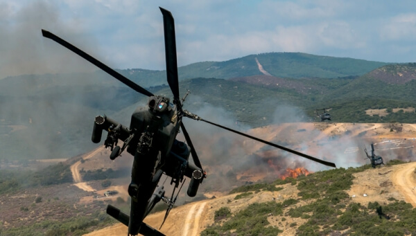 Σώοι οι χειριστές ενός «Απάτσι» που κατέπεσε στη θαλάσσια περιοχή Βρασνών