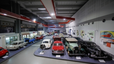 &quot;Κούκλες&quot; και &quot;μοντέλα&quot; της αυτοκίνησης, προερχόμενα από άλλη εποχή, μαζεμένα σ&#039; ένα μουσείο