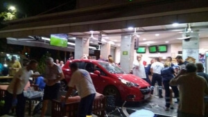 Θεσσαλονίκη: Αυτοκίνητο «μπούκαρε» σε κρεπερί - Πέντε ελαφρά τραυματίες