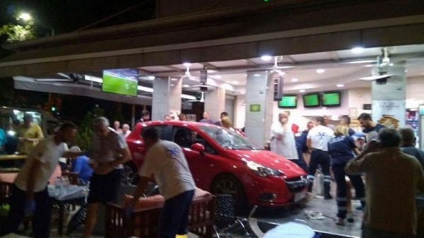 Θεσσαλονίκη: Αυτοκίνητο «μπούκαρε» σε κρεπερί - Πέντε ελαφρά τραυματίες